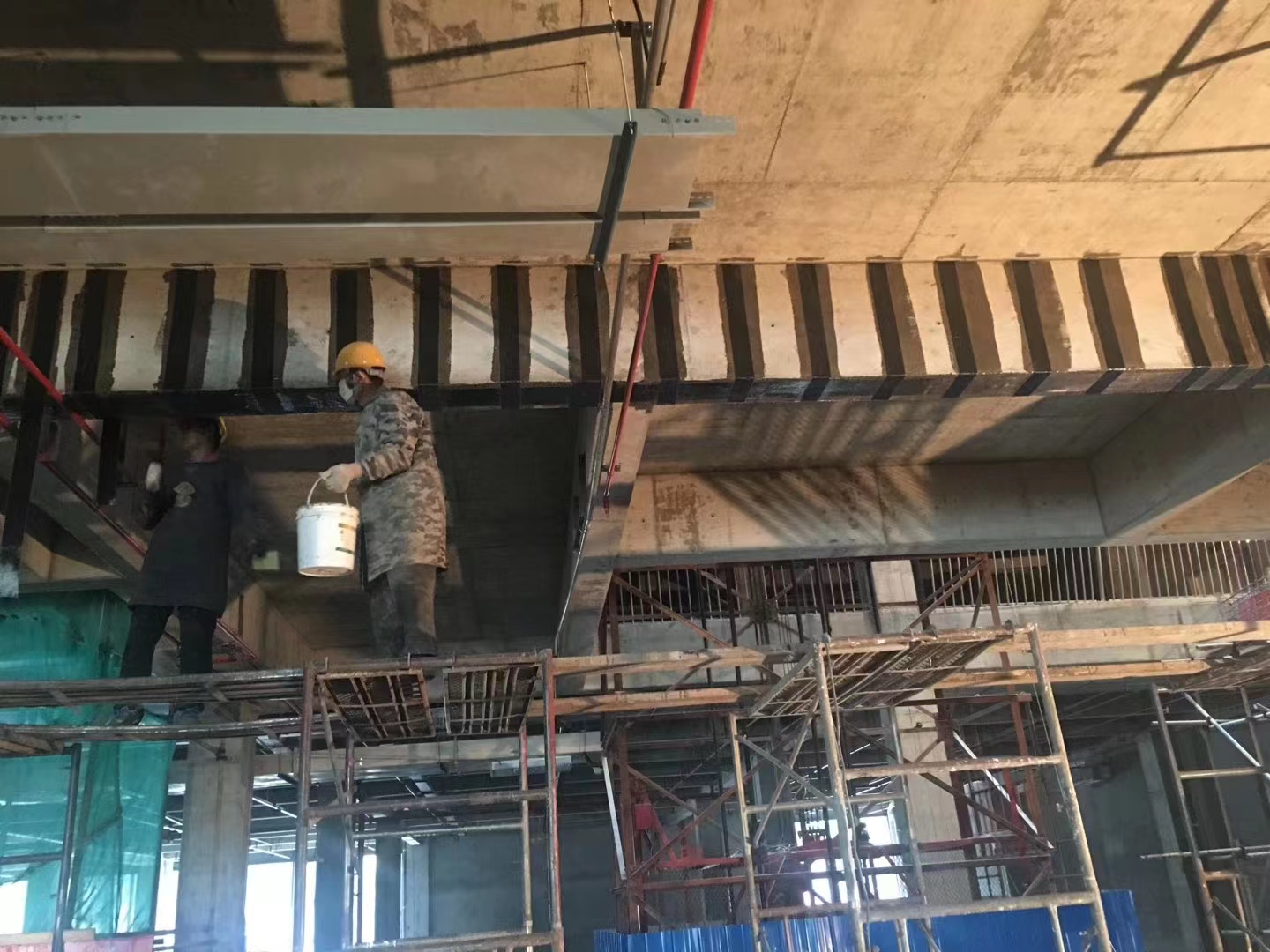 天台梁底粘钢加固制定施工方案